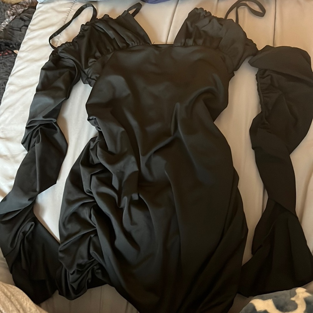 Shein: Thigh-length black dress, sleeves, L.